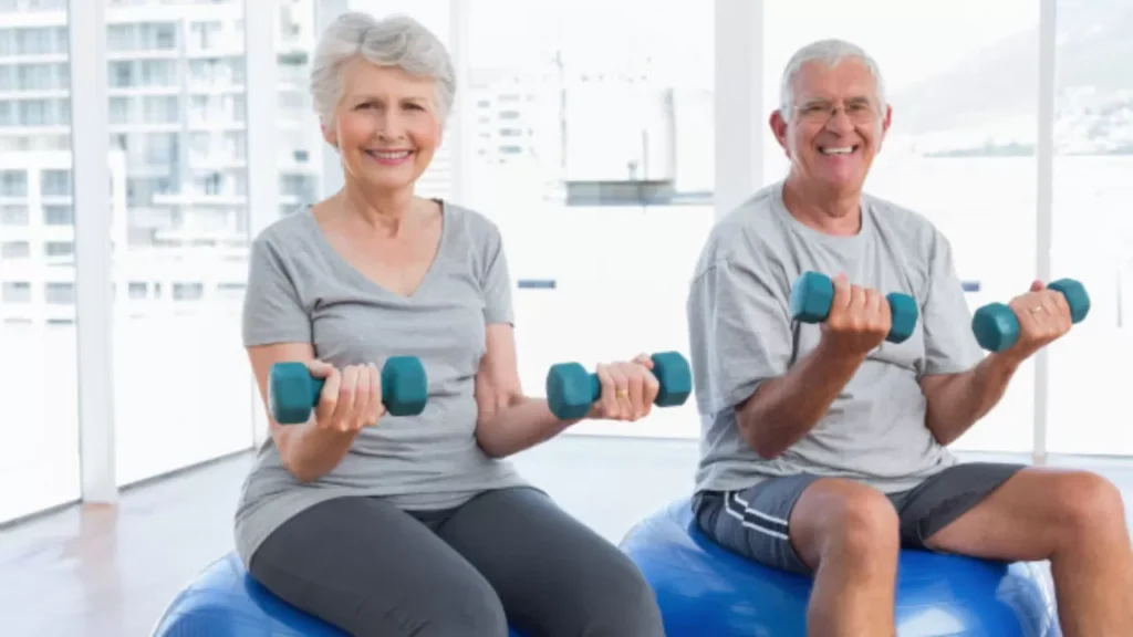 idosos realizando treino de força para sarcopenia com acompanhamento profissional