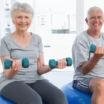 idosos realizando treino de força para sarcopenia com acompanhamento profissional